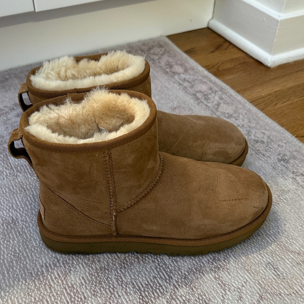 Like new UGG Classic Mini Boot - Chestnut - Size 9